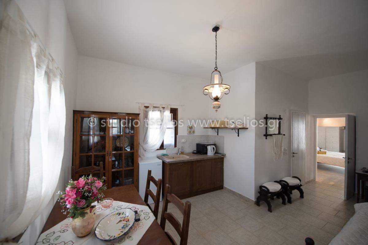 Charouda Stone Tower Apartment Pyrgos Dirou ภายนอก รูปภาพ